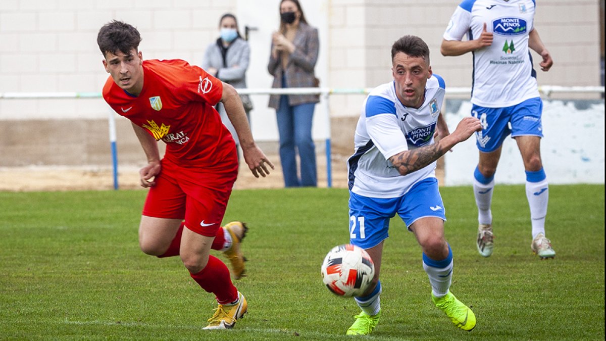 El Almazán encadena dos jornadas sin ganar y hoy no pasaba del empate ante La Bañeza. MARIO TEJEDOR