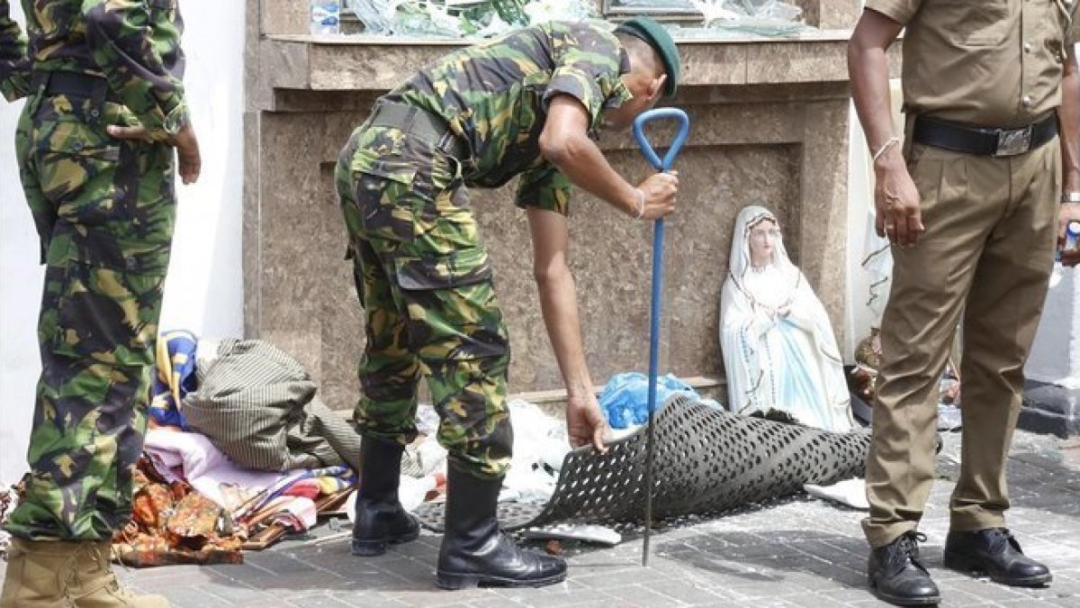 Personal de seguridad registra la Iglesia de St. Anthony en Colombo, Sri Lanka, tras una explosión.-EFE / PUSHPA KUMARA