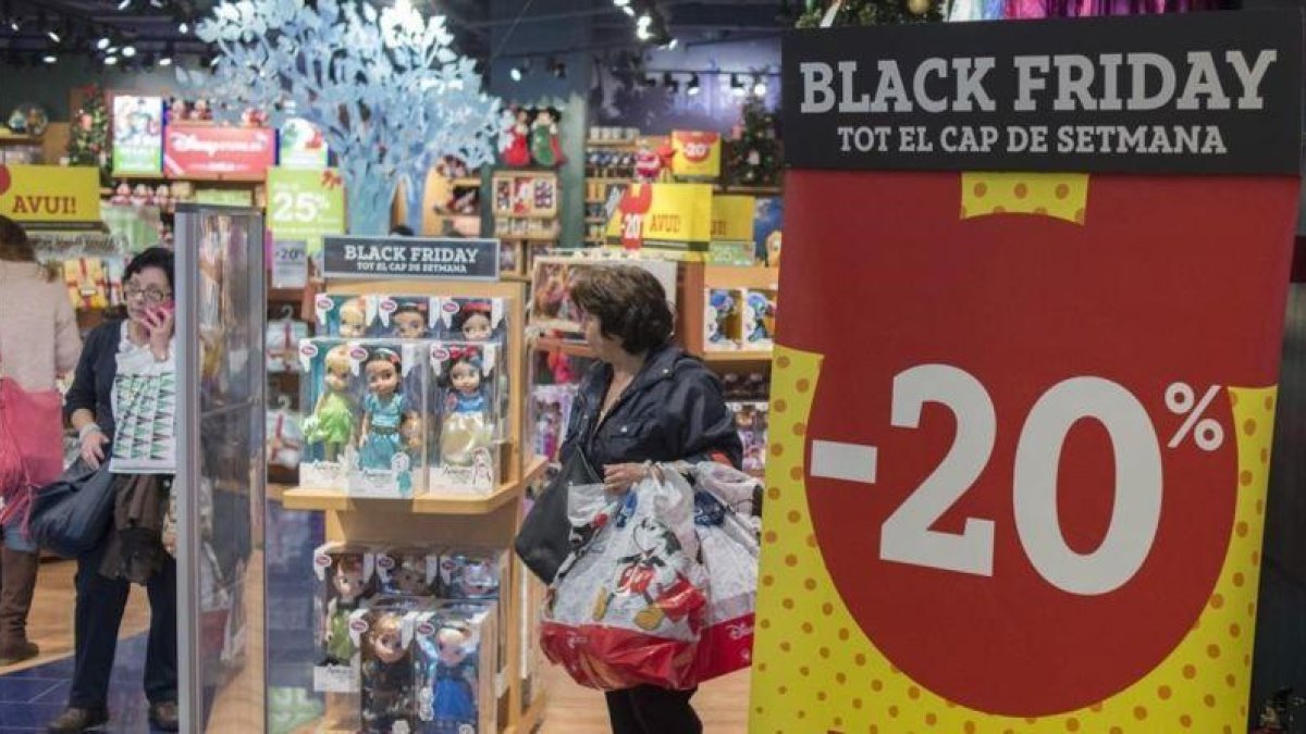 Carteles de Black Friday en una tienda de Barcelona.-FERRAN SENDRA