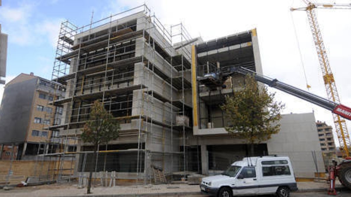 Las obras del centro de día conlcuirán en un par de meses. / ÚRSULA SIERRA-