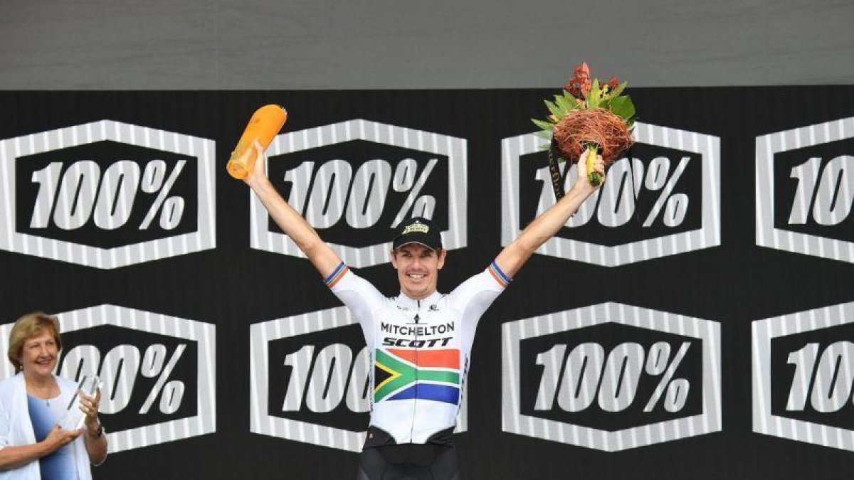 Daryl Impey, en el podio, tras su victoria.-EPA/ AP