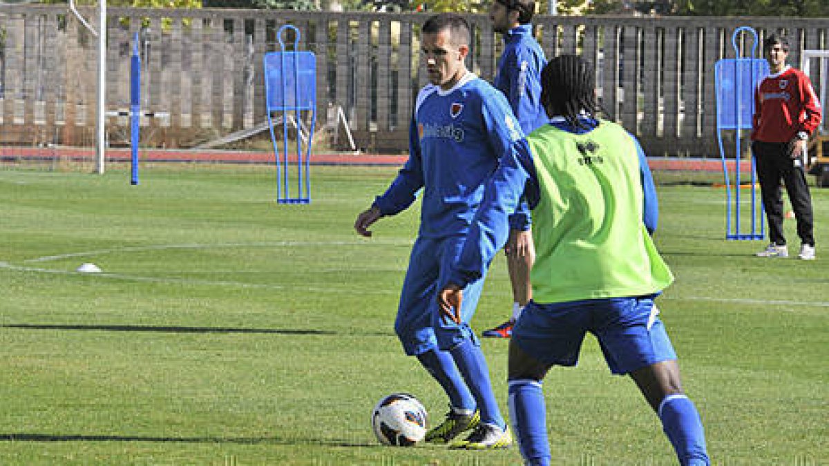 Julio Álvarez durante el entrenamiento de ayer en el anexo de Los Pajaritos. / DIEGO MAYOR-