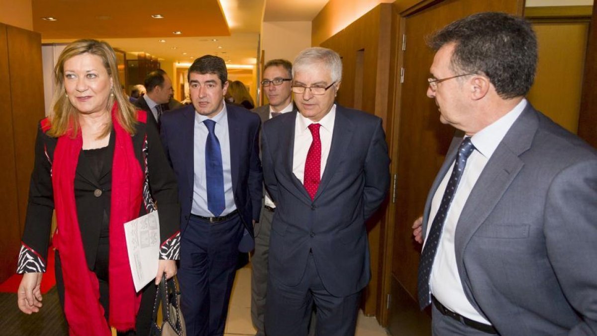 La consejera de Economía y Hacienda, Pilar del Olmo, clausura el Foro sobre Internacionalización del Club de Prensa de El Mundo Diario de Castilla y León. En la imagen, junto con el director de El Mundo de Valladolid y de Castilla y León, Pablo Lago (2I);-Ical