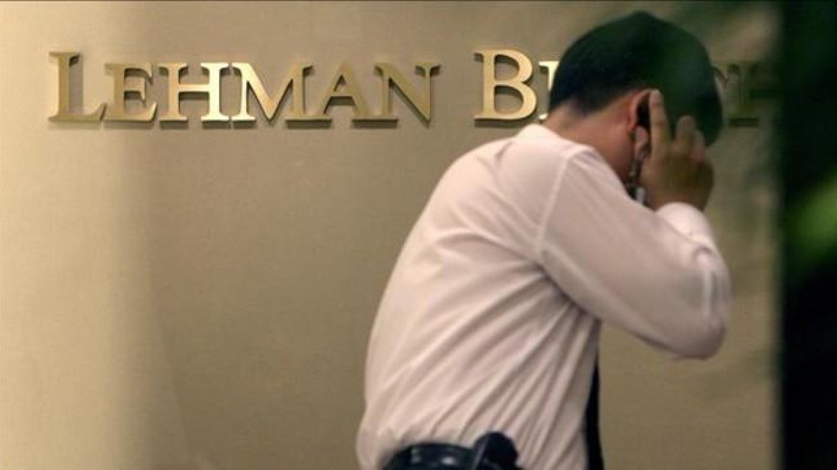 Trabajador de Lehman Brothers, en Seúl, el 16 de septiembre del 2008.-AFP