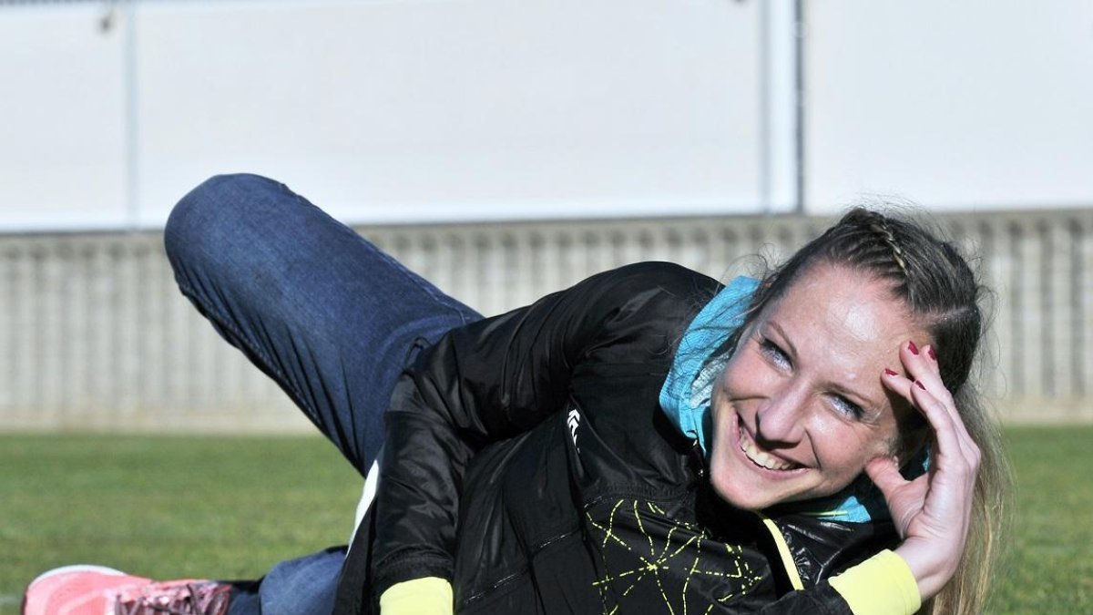 Estela Navascués, en el césped del anexo de Los Pajaritos.-VALENTÍN GUISANDE