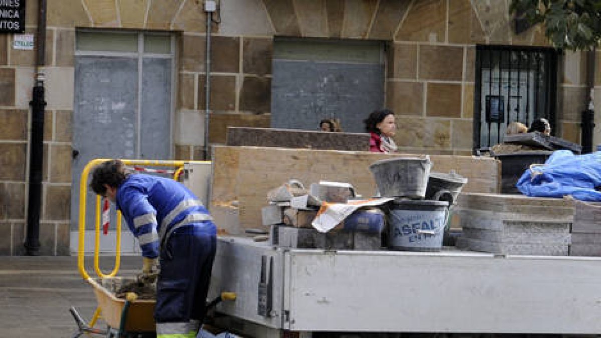Un trabajador municipal en el Collado. / V.G.-