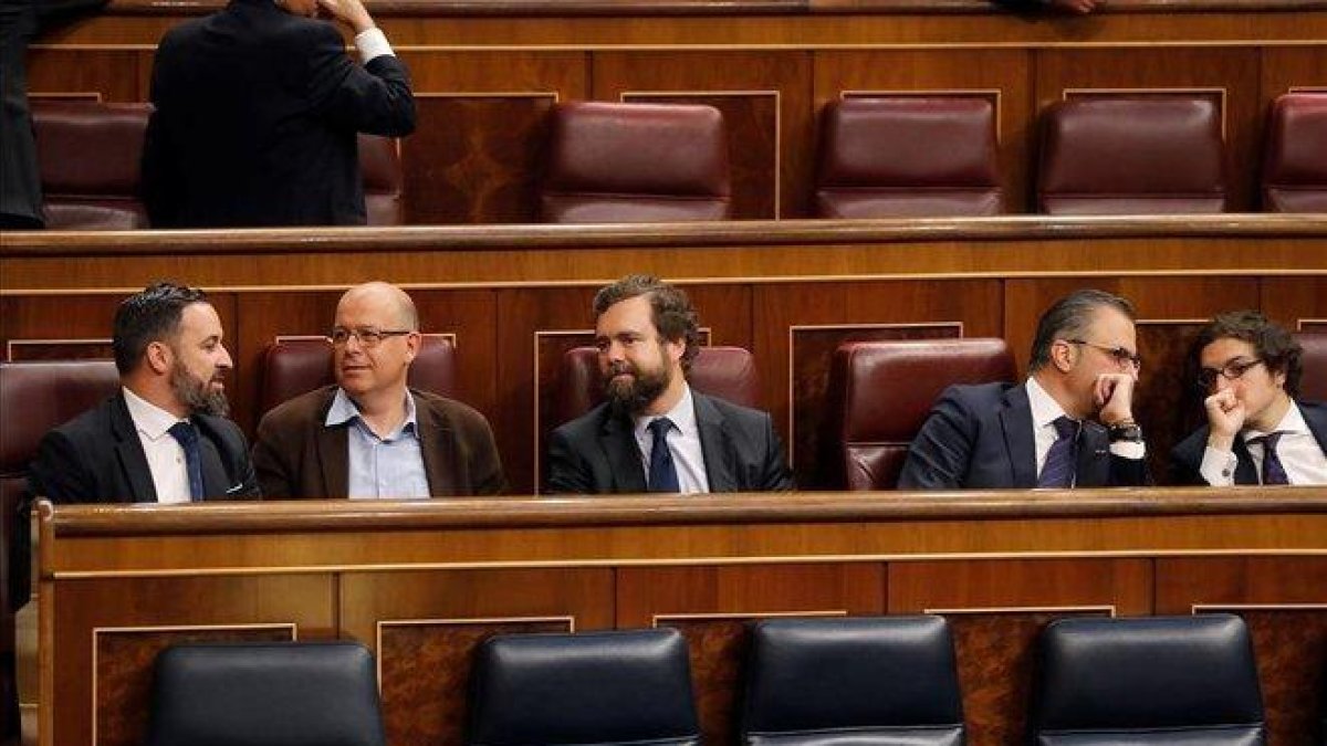 Santiago Abascal conversa con José Zaragoza en los escaños del Congreso.-BALLESTEROS (EFE)