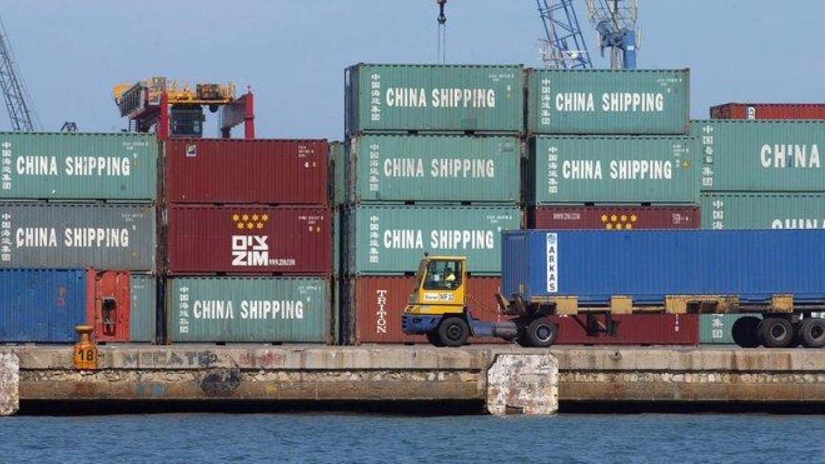 Contenedores con productos de China en el muelle de Levante del Puerto de-MIGUEL LORENZO