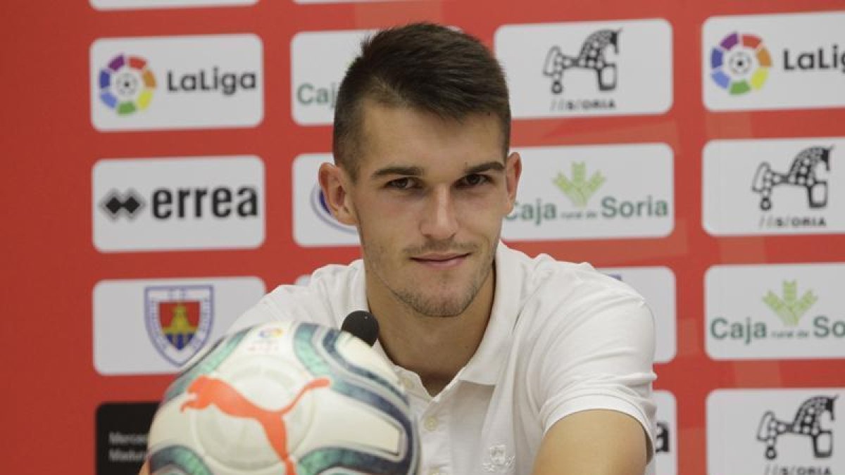 Igor Zlatanovic, ayer, durante su presentación como rojillo en la sala de prensa de Los Pajaritos.-LUIS ÁNGEL TEJEDOR