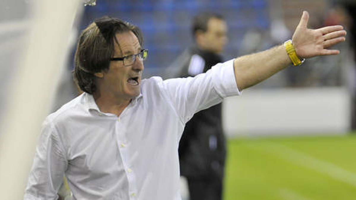 Juan Antonio Anquela durante un encuentro de pretemporada. / VALENTÍN GUISANDE-