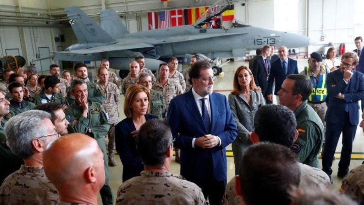 Rajoy y Cospedal con tropas españolas en la base de Amani.-REUTERS/INTS KALNINS