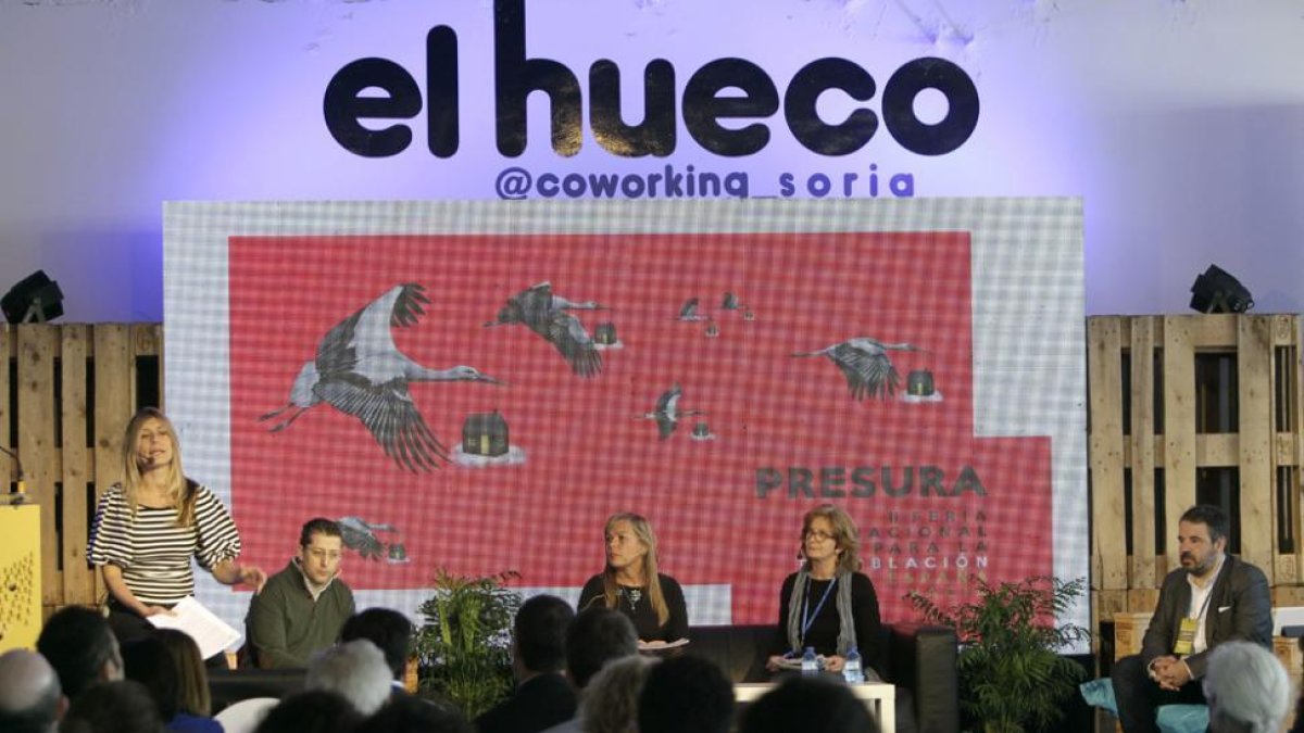 Begoña Gómez modera el panel de casos de éxito con Juan José Manzano, Ana Bárcena, Catherine Curd y Frederico Lucas.-LUIS ÁNGEL TEJEDOR