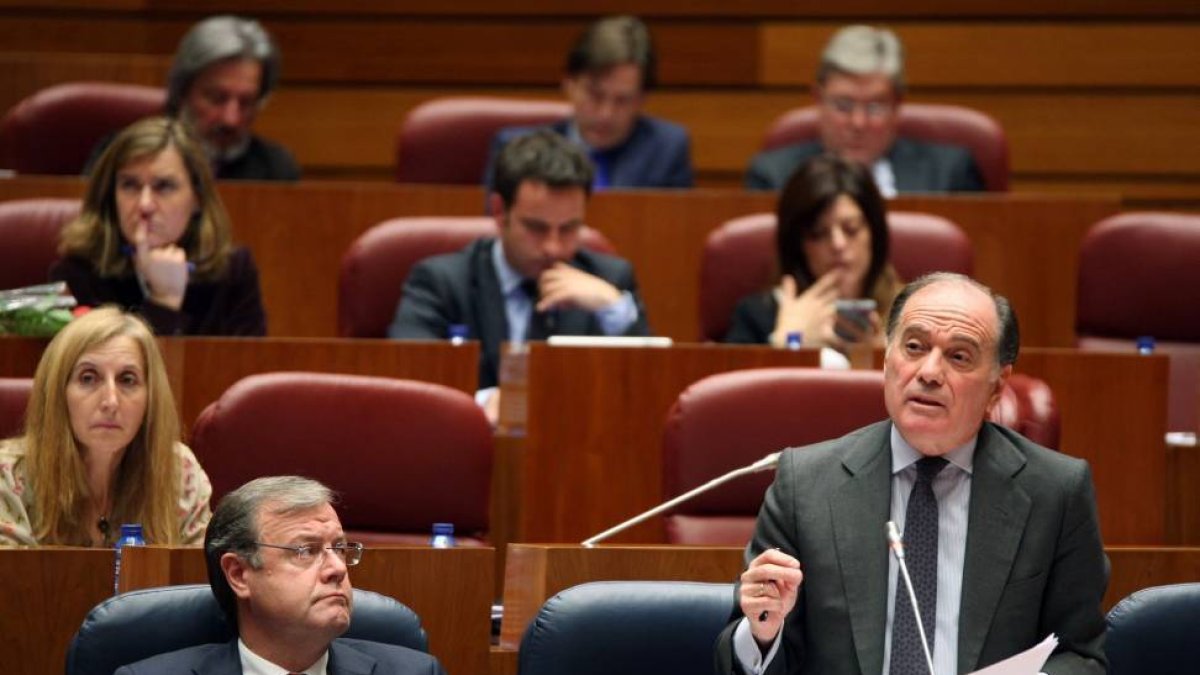 El consejero de Economía y Empleo, Tomás Villanueva, durante su intervención en el Pleno de las Cortes de Castilla y León-Ical