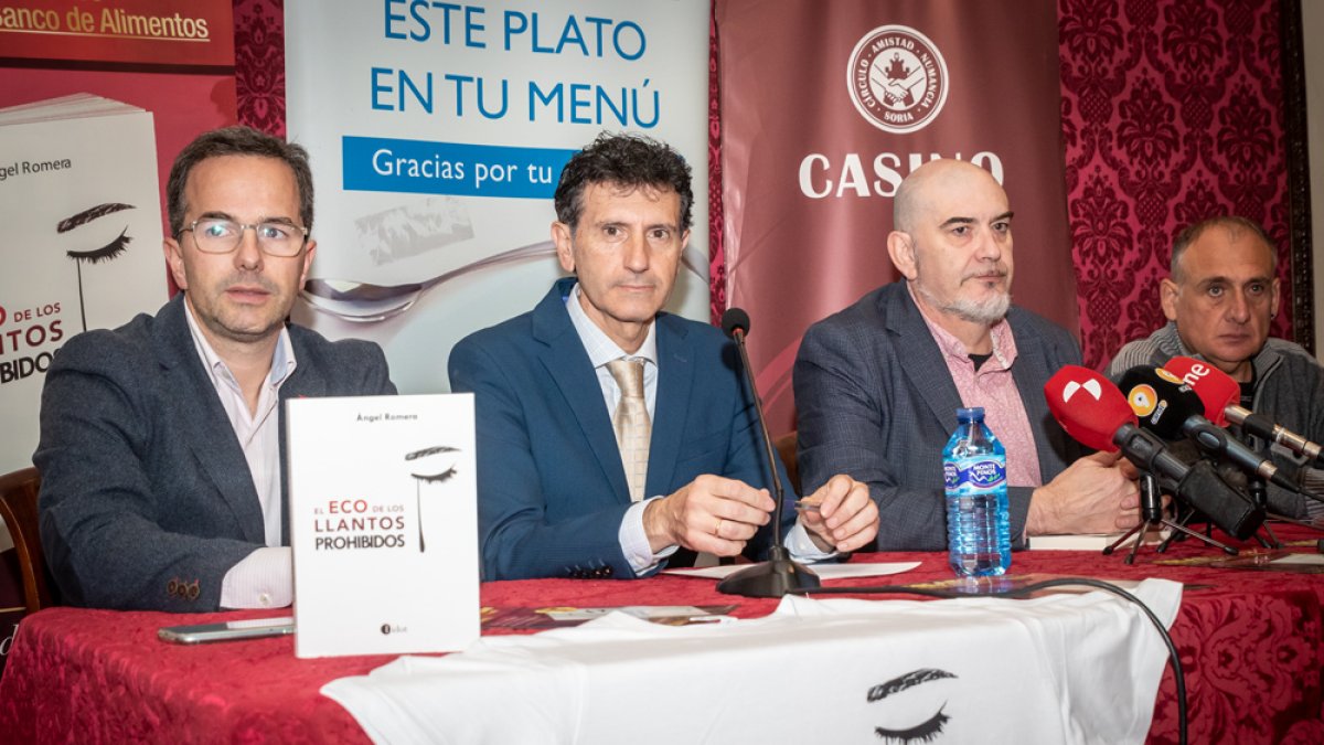 Ángel Romera, segundo por la izquierda, en la presentación de su libro para el Banco de Alimentos. GONZALO MONTESEGURO