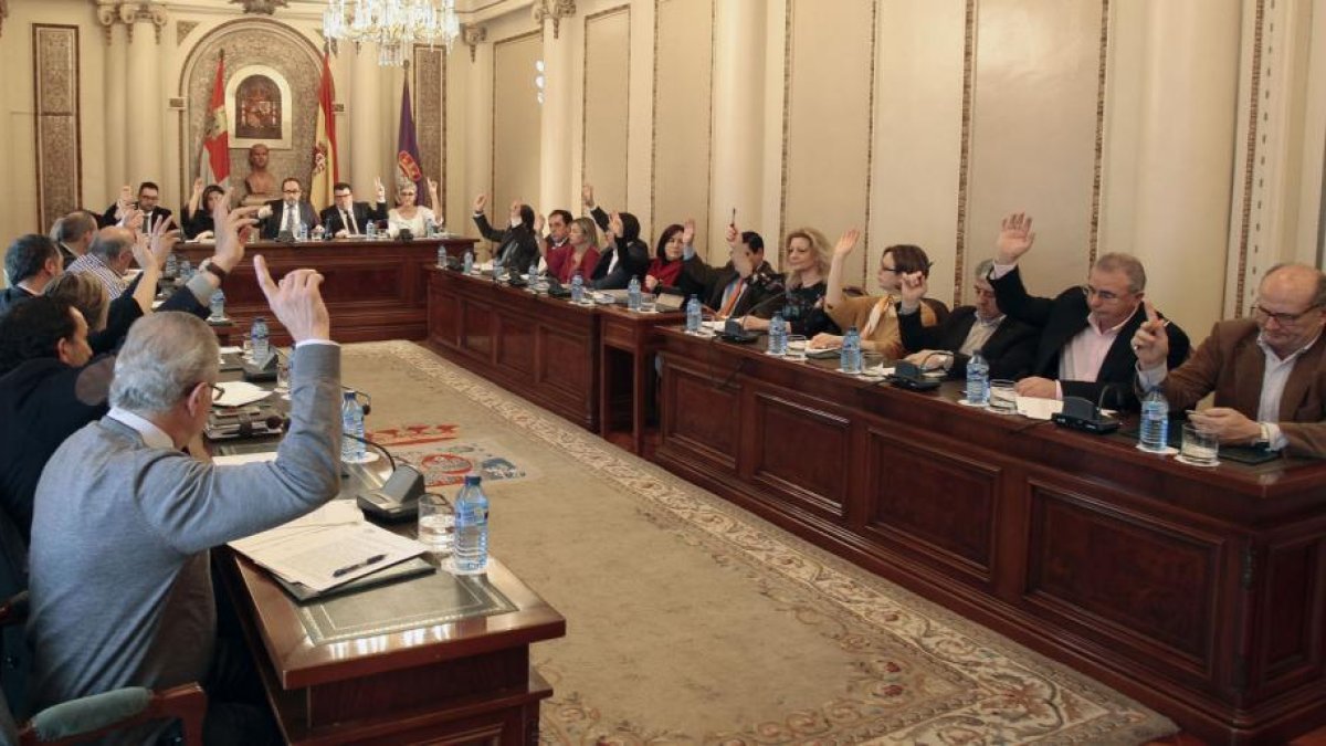 La corporación votando a favor en el pleno-M.T.