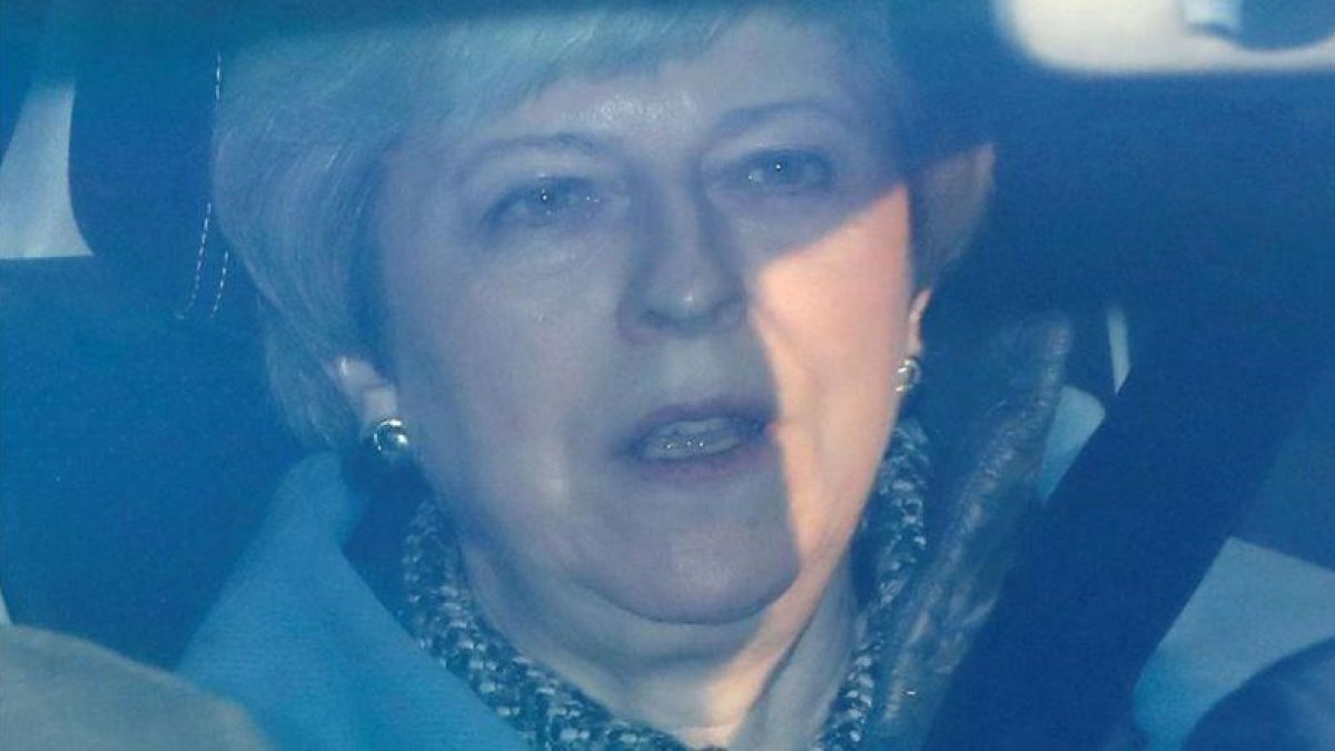 Theresa May se dirige a la Cámara de los Comunes a bordo de su coche oficial, el 1 de abril del 2019.-TOLGA AKMEN / AFP