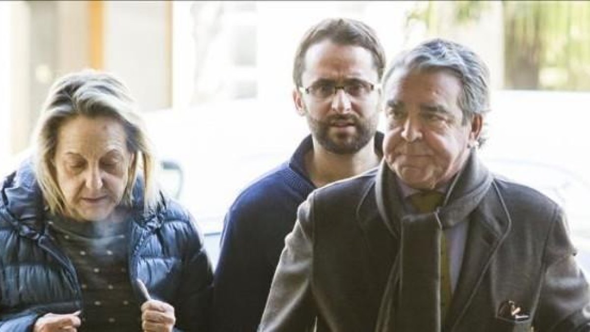 La exsecretaria del PP en el ayuntamiento de Valencia, María del Carmen García-Fuster, detenida por la 'operación Taula' en la comandancia de la Guardia Civil junto a su abogado, José María Corbín.-MIGUEL LORENZO