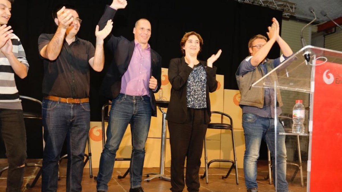Yanis Varoufakis y Ada Colau, en un acto de En Comú Podem en las Cotxeres de Sants.-JOSEP GARCÍA