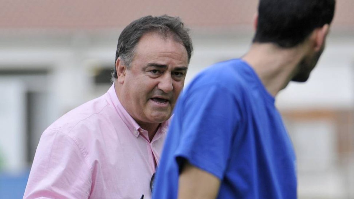 Luis de Miguel, entrenador del Almazán.-DIEGO MAYOR