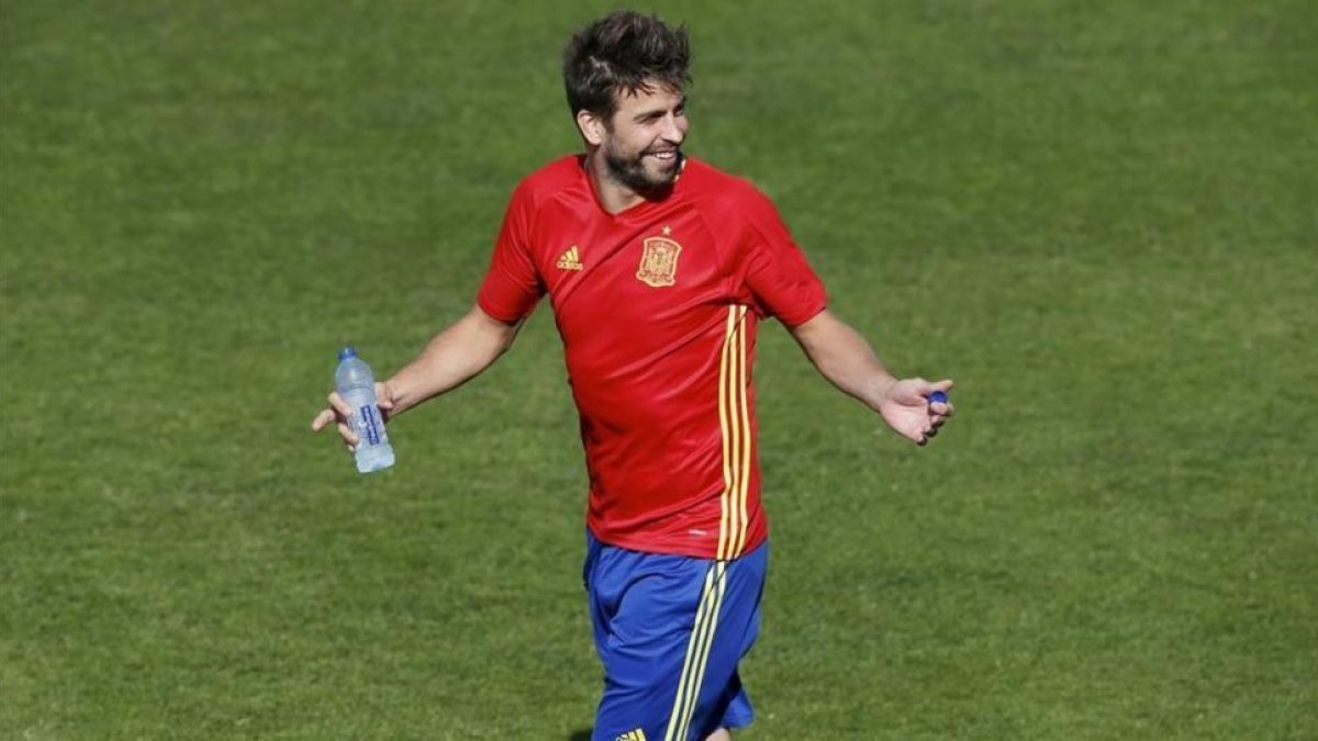 Piqué, en un entrenamiento de España en Saint Martín de Ré.-REUTERS / ALBERT GEA