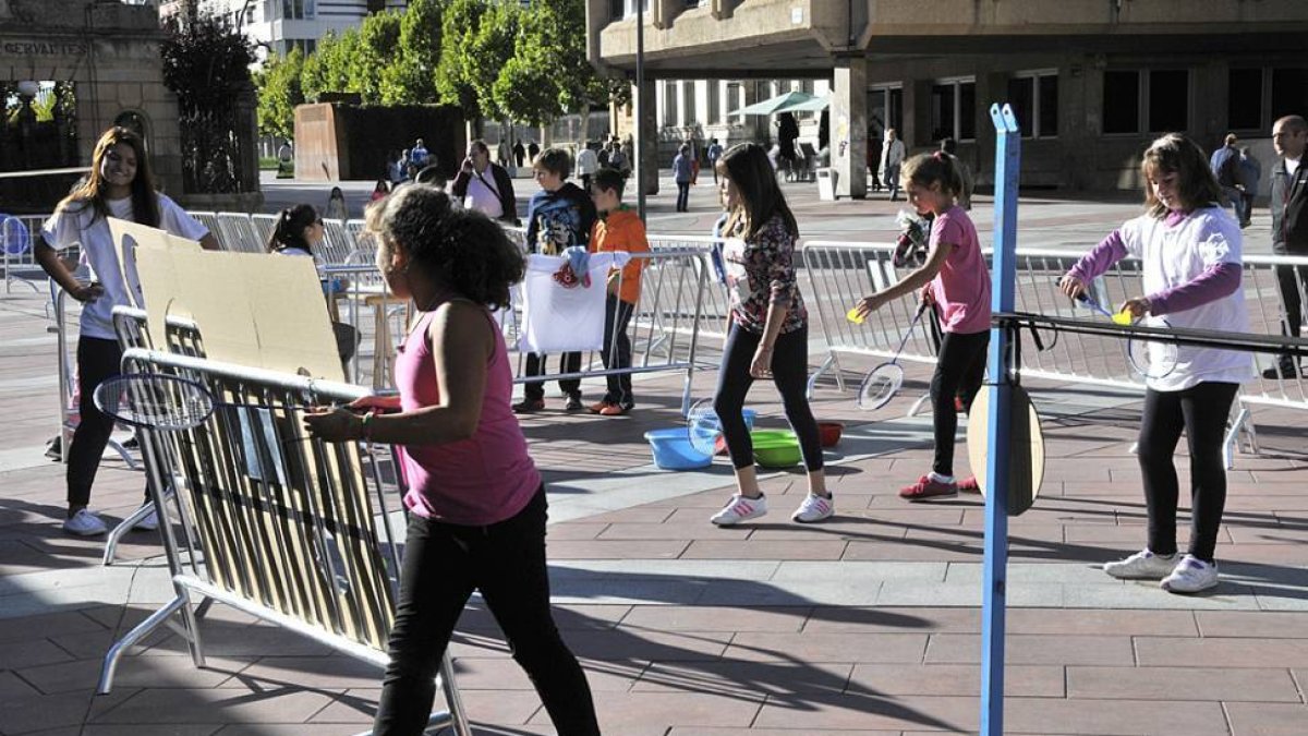 La jornada de captación de jugadores tuvo lugar ayer en la plaza Mariano Granados.-Valentín Guisande