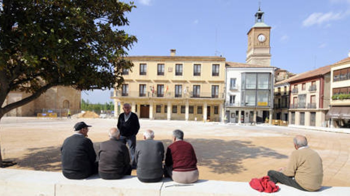 Vista del Ayuntamiento de Almazán desde la plaza. / VALENTÍN GUISANDE-