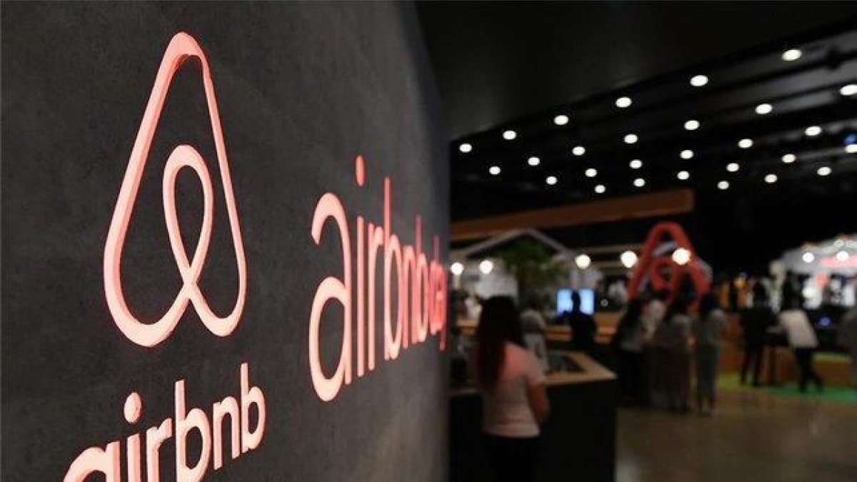 Logotipo de Airbnb en las oficinas de Tokio, Japón.-
