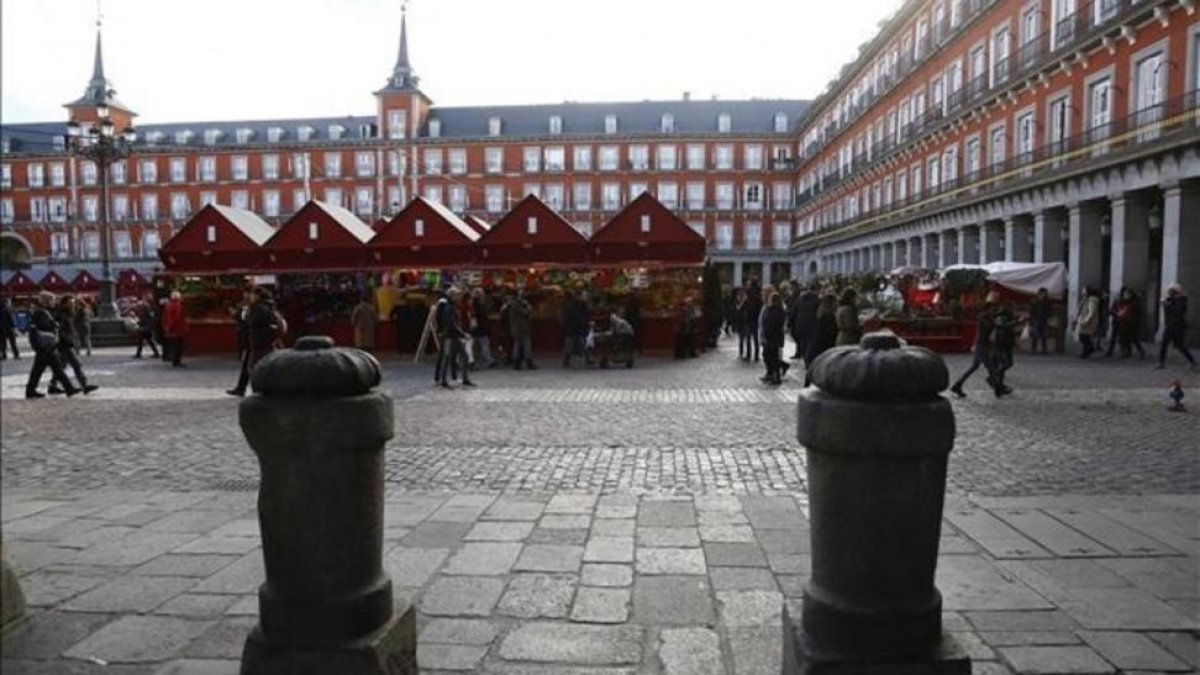 Bolardos de protección en la plaza Mayor de Madrid.-AGUSTÍN CATALÁN