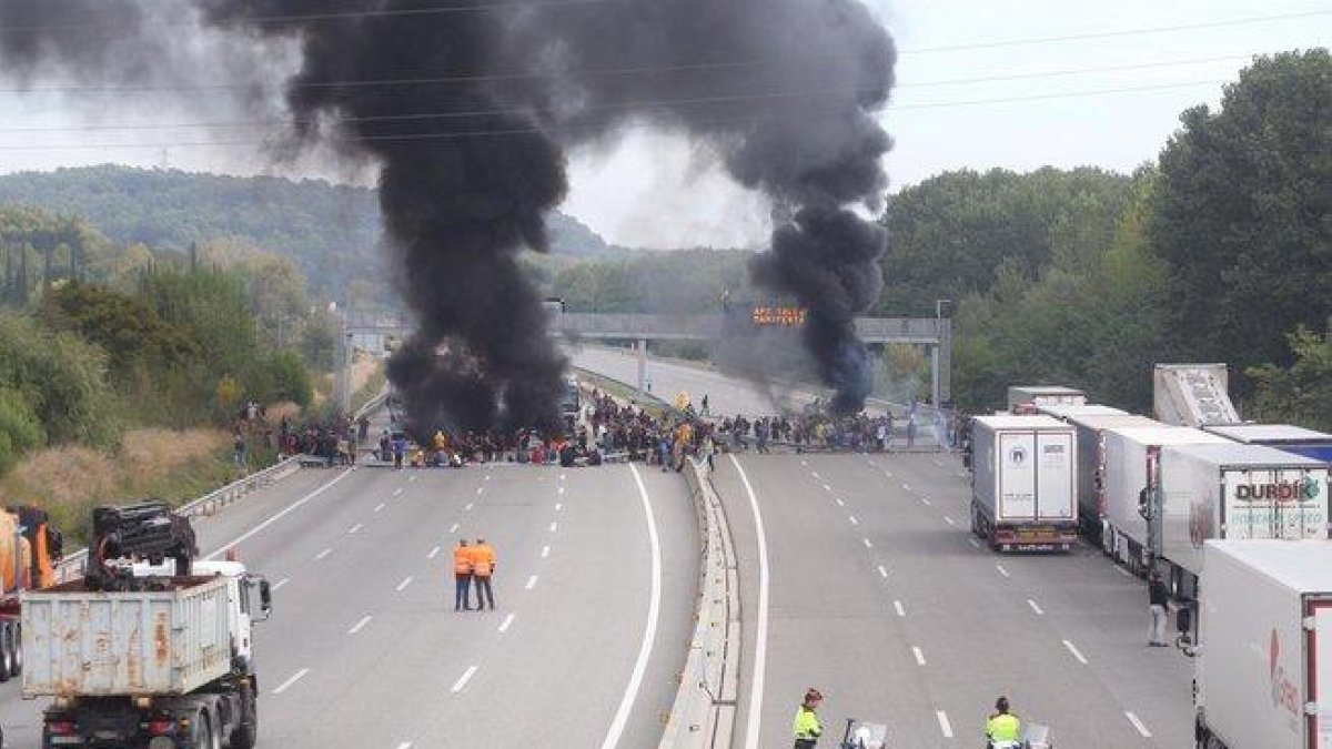 Corte en la AP-7 por la huelga general.-JORDI RIBOT / ICONNA