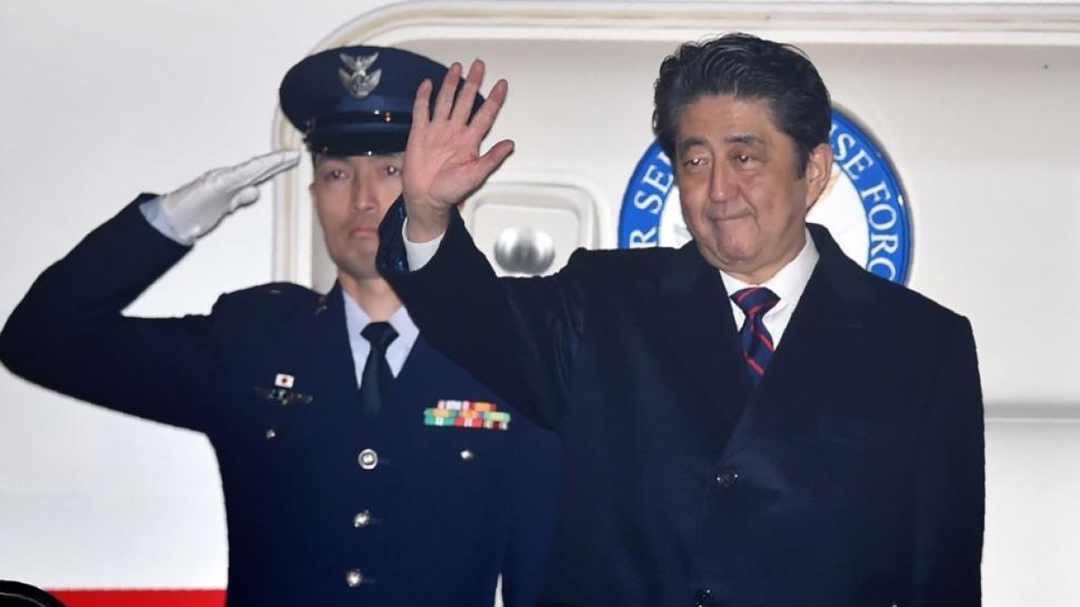 El primer ministro de Japón, Shinzo Abe, saluda antes de tomar el avión rumbo a Hawái.-AFP / KAZUHIRO NOGI
