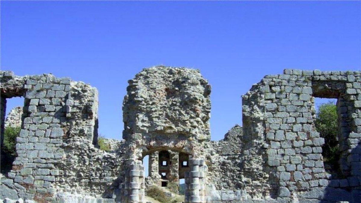 Estado en el que se encuentra la puerta de acceso al recinto, ubicado en una loma de San Leonardo de Yagüe.-HDS