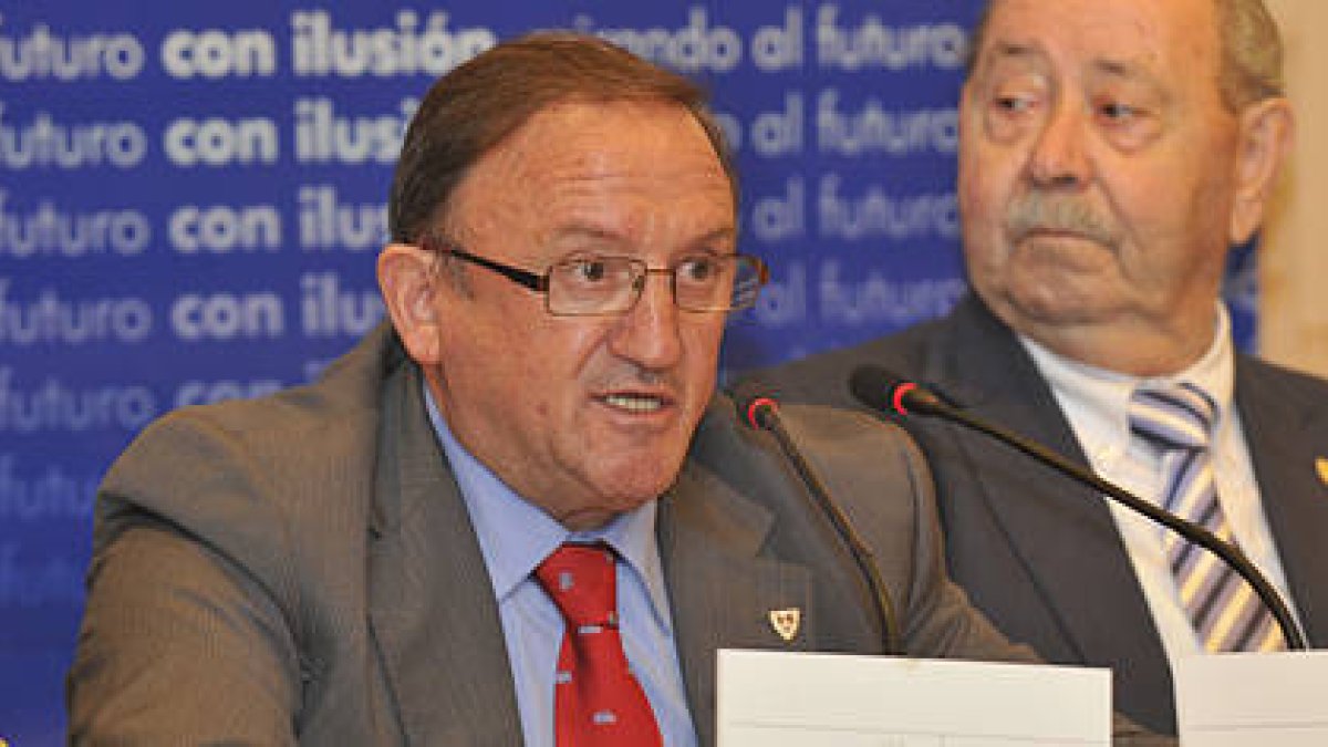 Francisco Rubio cumple su décimo octava temporada como presidente del Numancia. / VALENTÍN GUISANDE-