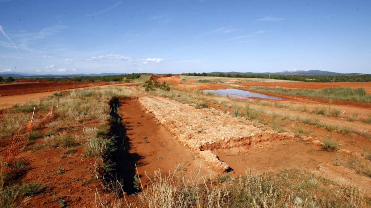 Parte de la calzada romana que afloró con las obras de la A-11. MARIO TEJEDOR