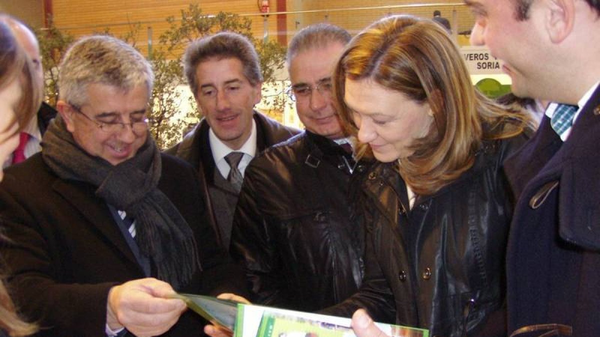 La subdelegada del Gobierno, María José Heredia, hoy en la feria de Abejar. / SUBDELEGACION -