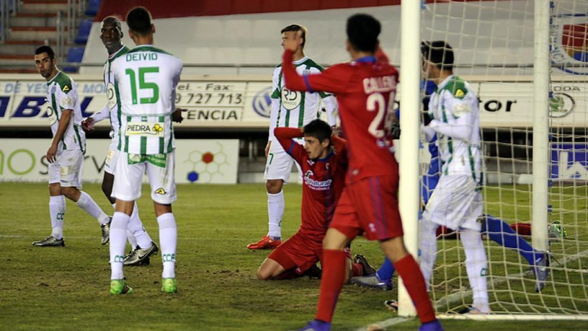 Adrián Dalmau se lamenta por una de las ocasiones falladas ante el Córdoba.-DIEGO MAYOR