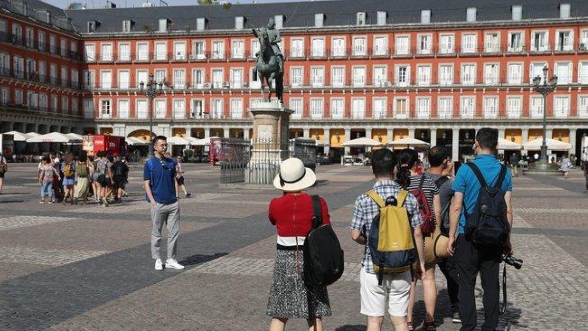Turistas en la Plaza Mayor de la capital de España.-EFE