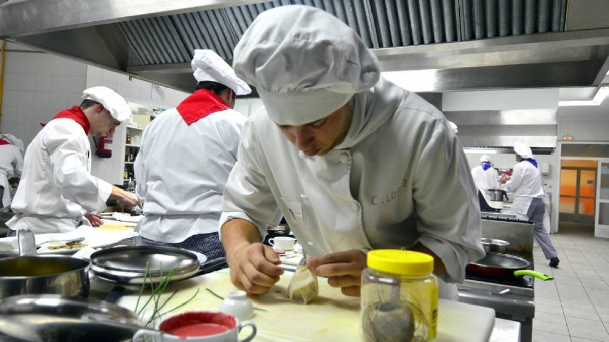 Uno de los participantes en el Concurso Gastronómico de Tapas Micológicas.-ÁLVARO MARTÍNEZ