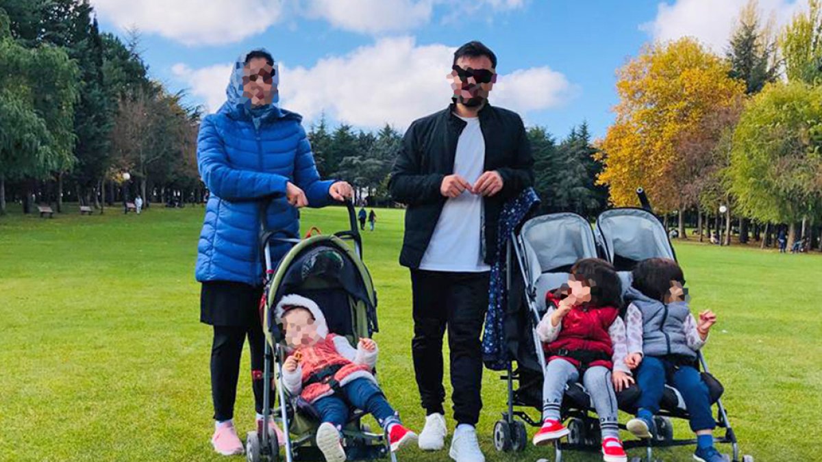 Abdul, su mujer y tres de sus cuatro hijas en su familia en el parque de la Dehesa de Soria. HDS