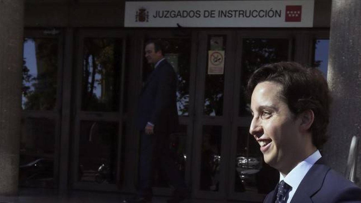 El 'pequeño Nicolás' a las puertas de los juzgados en Madrid, donde ha declarado este lunes 21 de septiembre.-FERNANDO ALVARADO / EFE