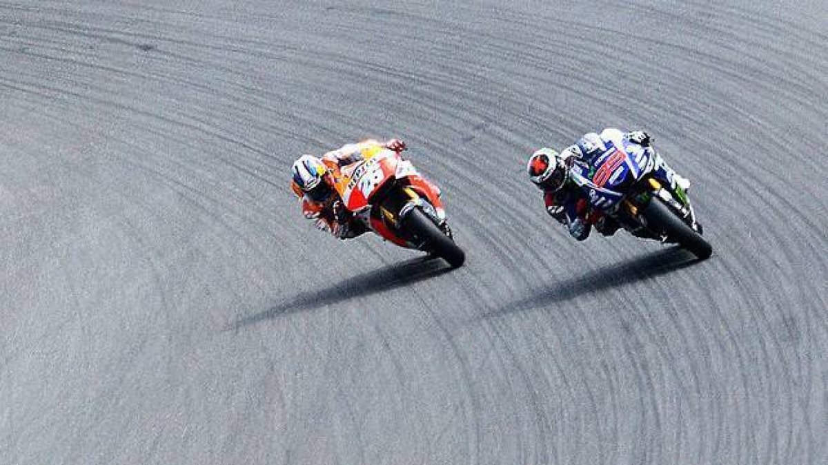 Dani Pedrosa (izquierda) y Jorge Lorenzo, en el circuito de Brno, durante el GP de la República Checa del 2014.-Foto: AFP / MICHAL CIZEK