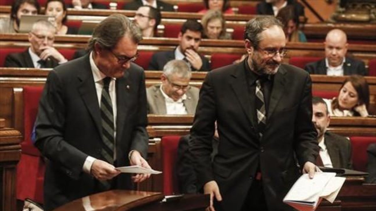 Artur Mas y Antonio Baños, durante el último pleno de investidura en el Parlament de Cataluña.-JULIO CARBÓ