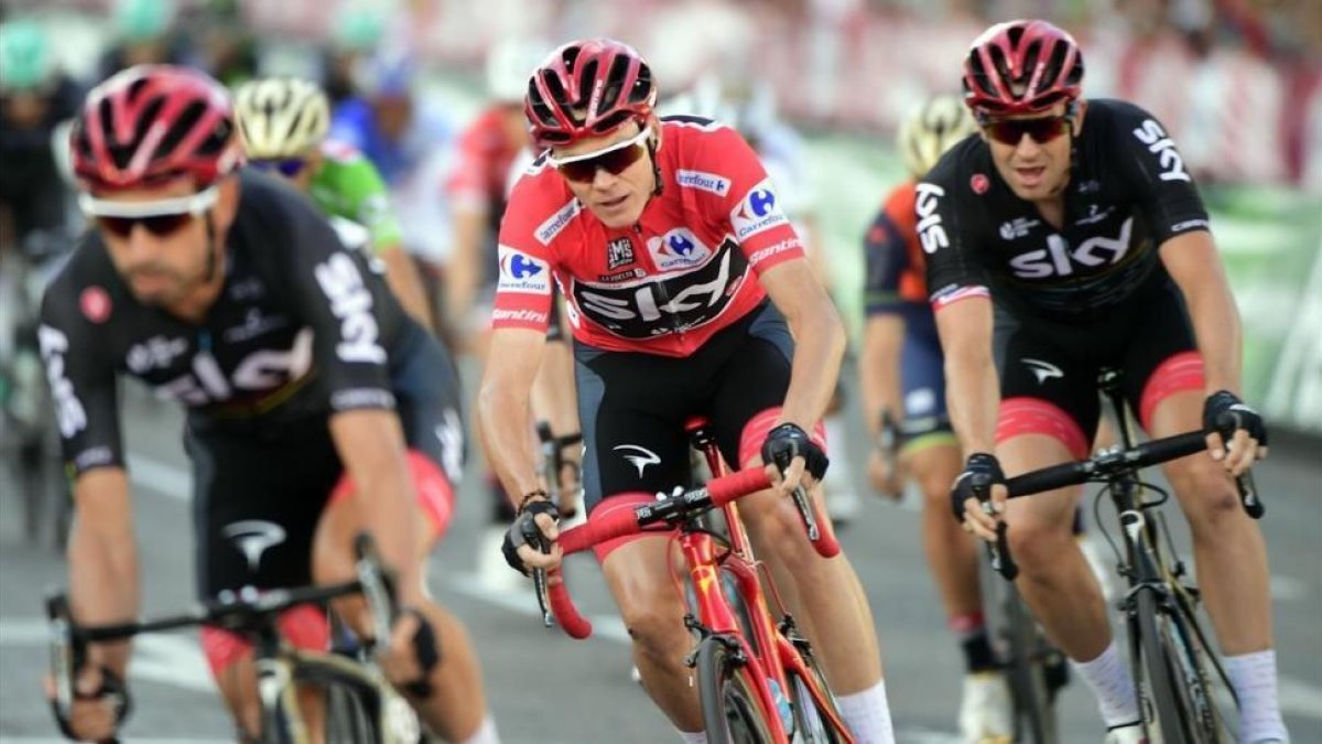 Froome, arropado por sus compañeros del Team Sky, en la última etapa de la Vuelta 2017.-AFP / JOSE JORDAN