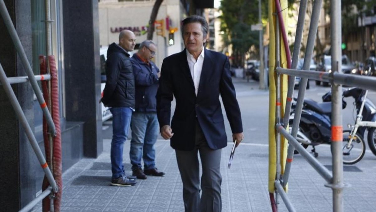 Josep Pujol Ferrusola, este viernes, a su llegada a los estudios de Catalunya Ràdio para la entrevista que ha concecido.-ALBERT BERTRAN