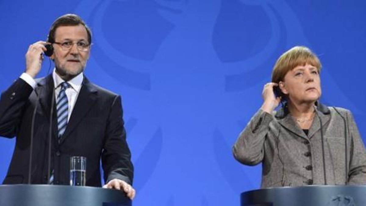 Rajoy y Merkel, en una rueda de prensa en Berlín.-/ PERIODICO (AFP PHOTO / ODD ANDERSEN)