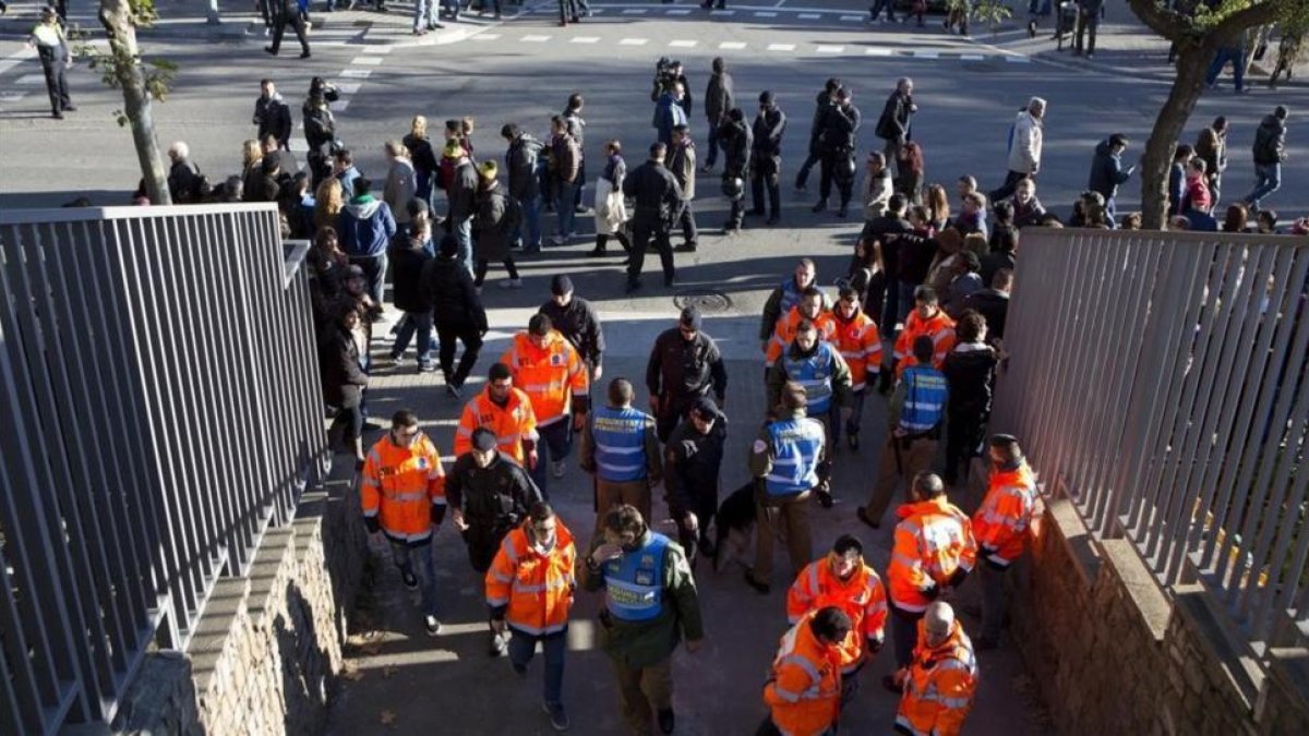 Registros y medidas de seguridad especiales en el Camp Nou, en el derbi contra el Espanyol de diciembre del 2014.-FERRAN NADEU