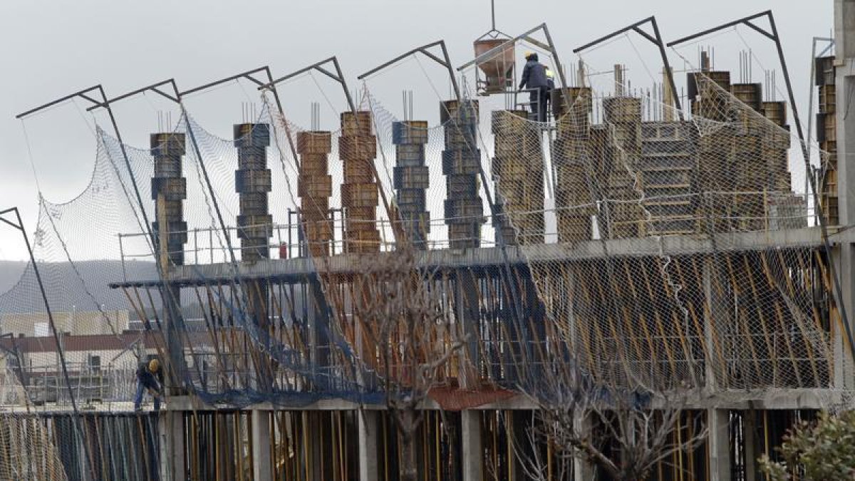 Edificio en construcción en la capital.-Luis Ángel Tejedor