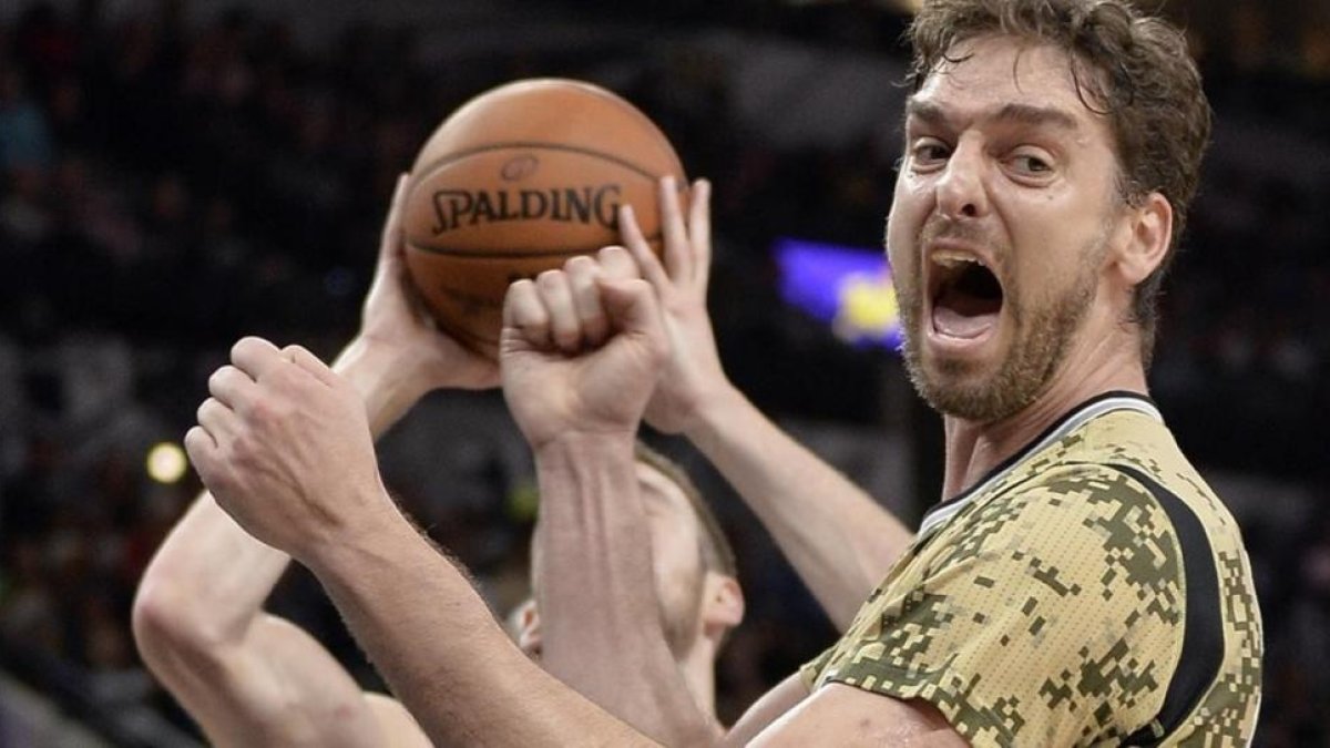 Pau Gasol, durante su buen partido contra Detroit Pistons.-AP / DARREN ABATE
