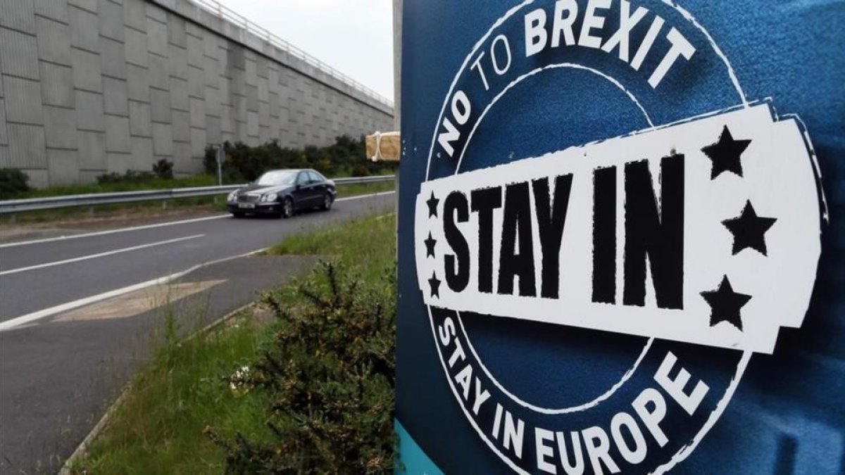 Un cartel contrario al 'Brexit', en las afueras de Newry, en Irlanda del Norte, el 7 de junio.-AFP / PAUL FAITH