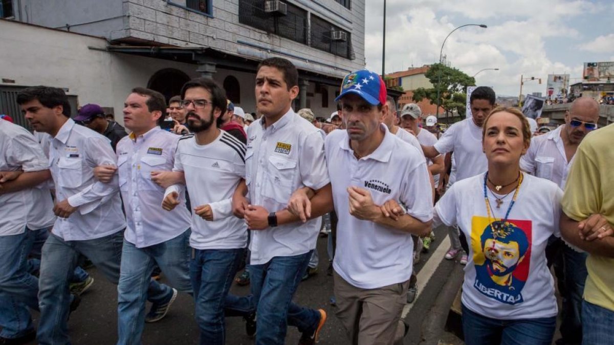 El líder opositor Henrique Capriles (segundo por la derecha) y la esposa del líder opositor Leopoldo López, Lilian Tintori, participan en una manifestación contra el gobierno nacional.-MIGUEL GUTIERREZ / EFE