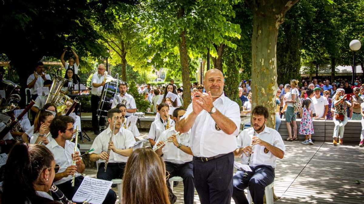El director de la Banda, José Manuel Aceña, durante una actuación en la Dehesa - MARIO TEJEDOR